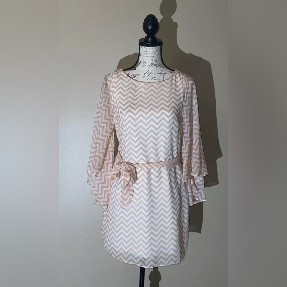 Banana U.S.A. Women’s Size S Peach and White Chevron Long Sleeve Dress with Belt